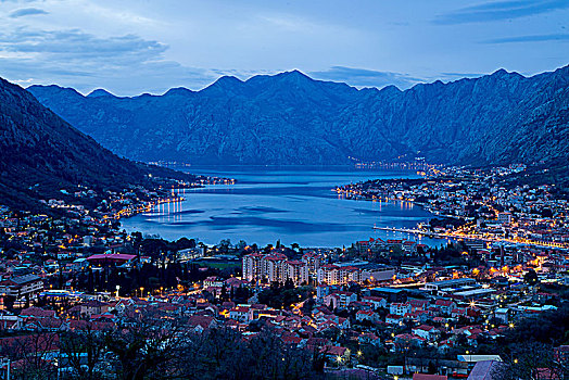 黑山-科托尔峡湾的夜景