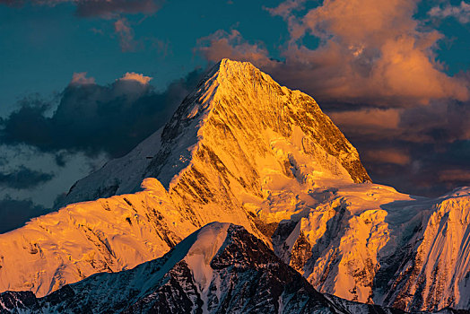 贡嘎雪山