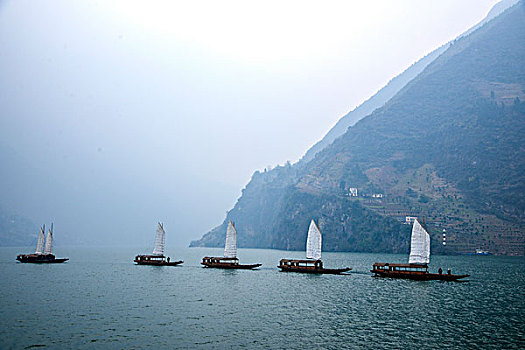 湖北巴东长江巫峡口链子溪帆船