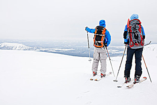 两个人,站立,积雪,山峦,滑雪,滑雪杖