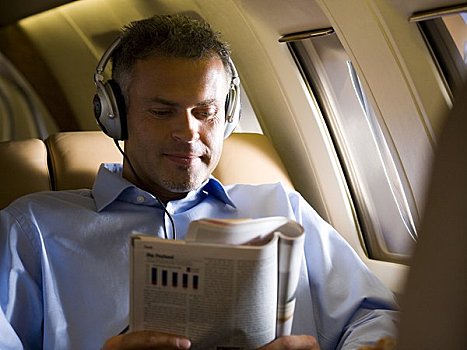 商务人士,听歌,耳机,读,杂志,飞机