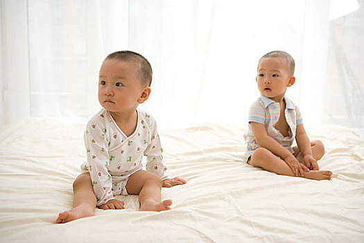 躺在床上玩耍的嬰兒