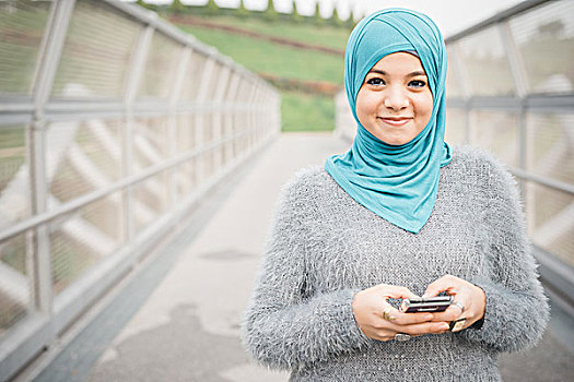 年轻,女人,头像,戴着,青绿色,头巾,智能手机,步行桥