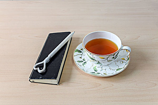 合上的日记本红茶
