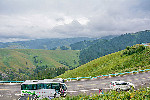 新疆伊犁草原山路