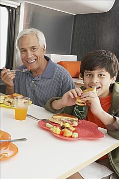 长者,孙子,食物,餐桌