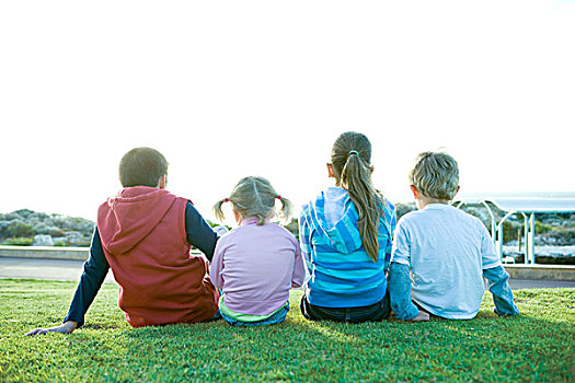 四个孩子,坐,草,后视图