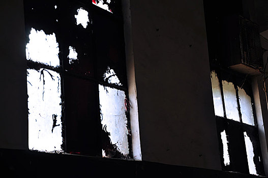 废弃的台北松山烟厂,杂乱破落的破窗