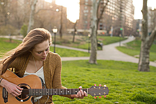年轻,女人,玩,吉他,公园