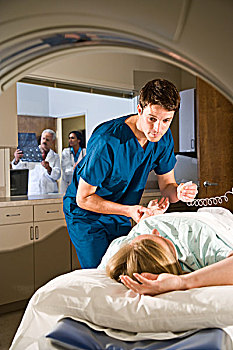 病人,躺着,ct扫描,机器,医护人员,脉搏