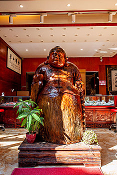 云南省腾冲市和顺古镇玉器店铺木雕像,老板