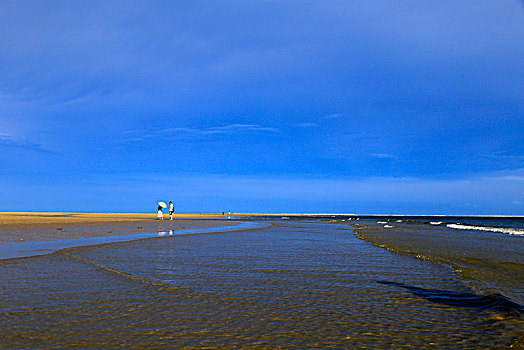 阳光海浪沙滩