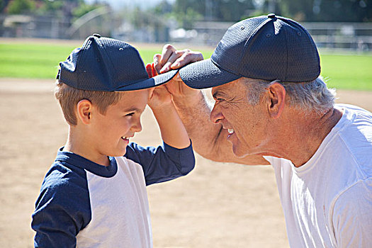 男孩,爷爷,棒球帽,面对面