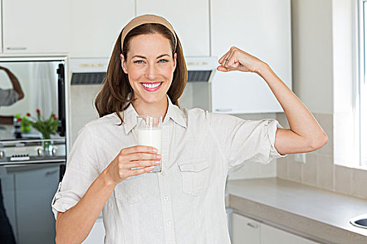高兴,女人,屈曲肌肉,饮用水,厨房