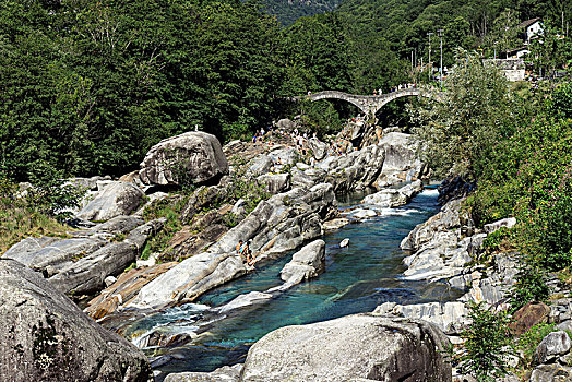 岩石构造,浴,人,靠近,背影,罗马桥,韦尔扎斯卡谷,提契诺河,瑞士,欧洲