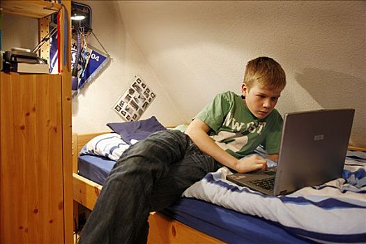 男孩,工作,电脑,在家,卧室,躺着,床