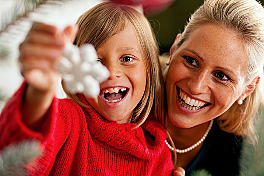 女孩,帮助,母亲,装饰,圣诞树,拿着,圣诞装饰,手