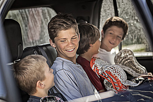 四个男孩,坐,汽车,卡车,排列