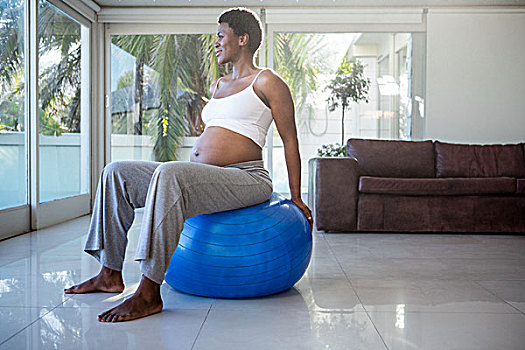孕妇,坐,健身球,看别处,在家