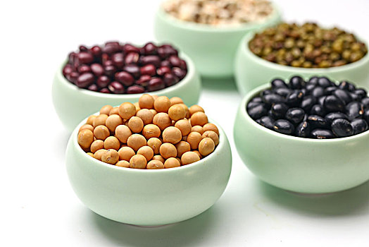 黄豆,红豆,绿豆,黑豆,薏米放在陶瓷小碗里,白色背景
