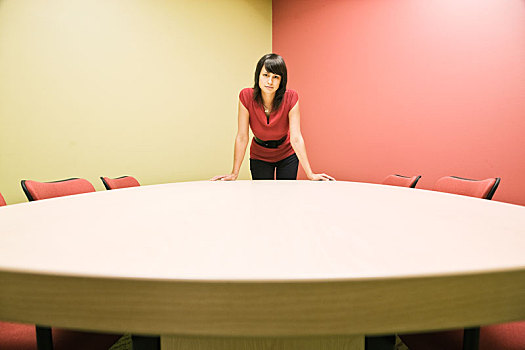 白人女性,会议室,站立,靠着,桌子,自信,姿势