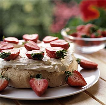 草莓,蛋白甜饼,奶油,盘子