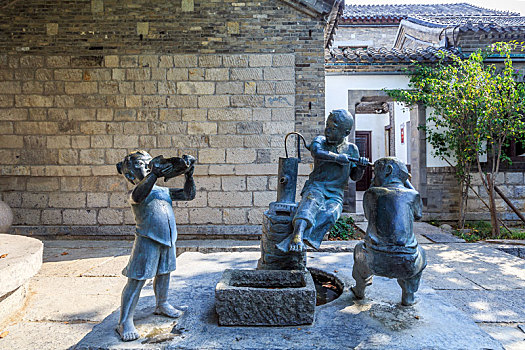 儿童井边取水雕塑,济南市曲水亭街街头