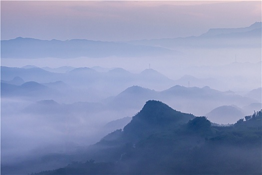 中国四川宜宾长宁双河镇晨雾缭绕高山风景