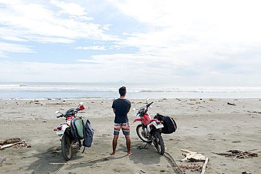 摩托车手,冲浪板,沙滩,菲律宾