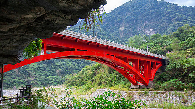 台湾花莲太鲁阁风景区砂卡礑溪上的红色铁桥