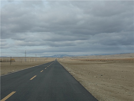 新疆阿勒泰地区山区路上野外风光冬天冬天公路一望无际道路