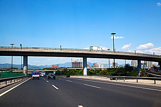 平整的高速公路及其高架桥