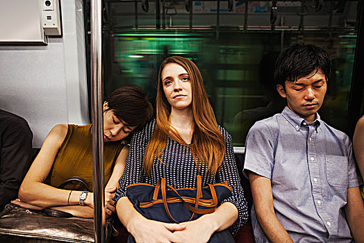 三个人,两个女人,男人,坐,并排,地铁,东京,通勤