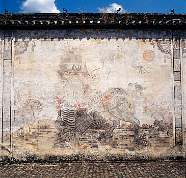 安徽绩溪湖村章氏祠堂前的照墙和麒麟壁画