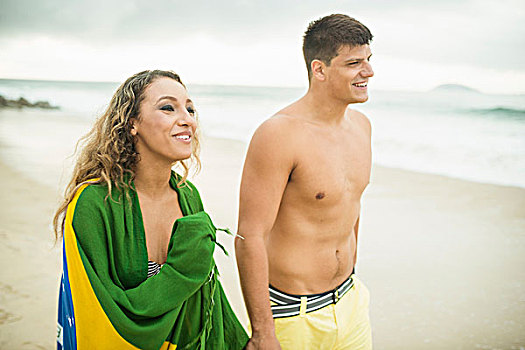 年轻,情侣,漫步,海滩,女人,巴西国旗,伊帕内玛海滩,里约热内卢,巴西