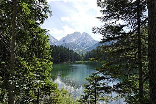 正面,楚格峰