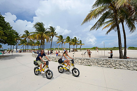 情侣,骑,电,自行车,海滨大道,南海滩,迈阿密,佛罗里达,美国,北美