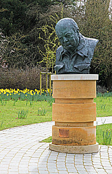 丘吉尔庄园内的英国前首相温斯顿·丘吉尔塑像
