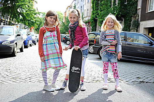 三个,女孩,滑板,住宅,街道,中心,杜塞尔多夫,北莱茵威斯特伐利亚,德国,欧洲