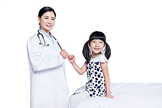 白色背景下的女医生和小女孩