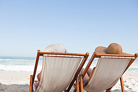 女青年,日光浴,坐,折叠躺椅,海滩