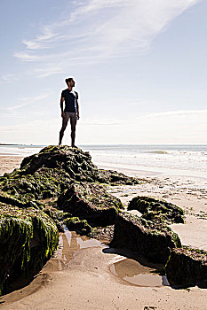 男青年,跑步,向外看,海上,海滩,石头