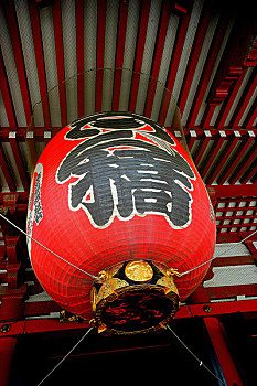东京浅草寺观音像的正殿灯笼