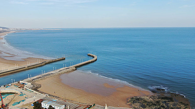 山东省日照市,立春后的日照海边天高云淡,市民赶海拾贝漫步沙滩感受假日美好时光