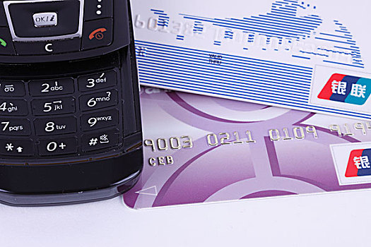 手机信用卡和硬币