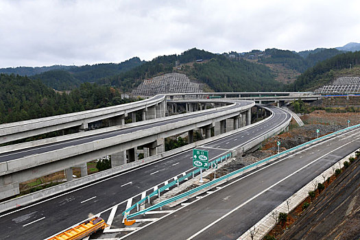 贵州省遵义市高速公路建设助力脱贫攻坚