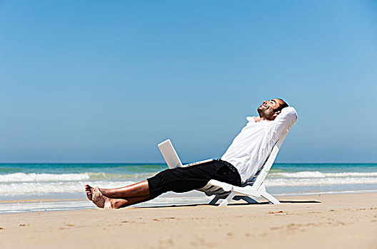 商务人士,坐,沙滩椅,海滩,拿着,笔记本电脑,安达卢西亚,西班牙