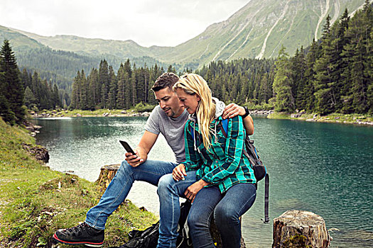 情侣,远足,坐,湖,看,智能手机,奥地利,欧洲