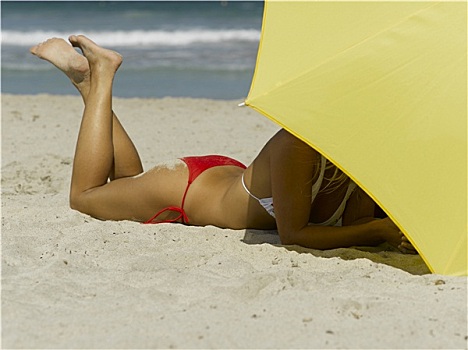 女人,卧,伞,海滩