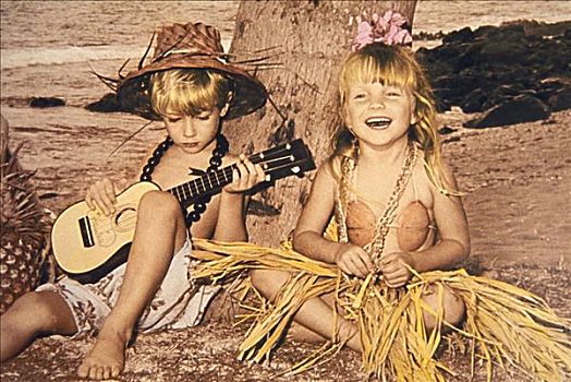 兩個,金發,孩子,棕櫚樹,女孩,草叢,裙子,男孩,夏威夷四弦琴,帽子